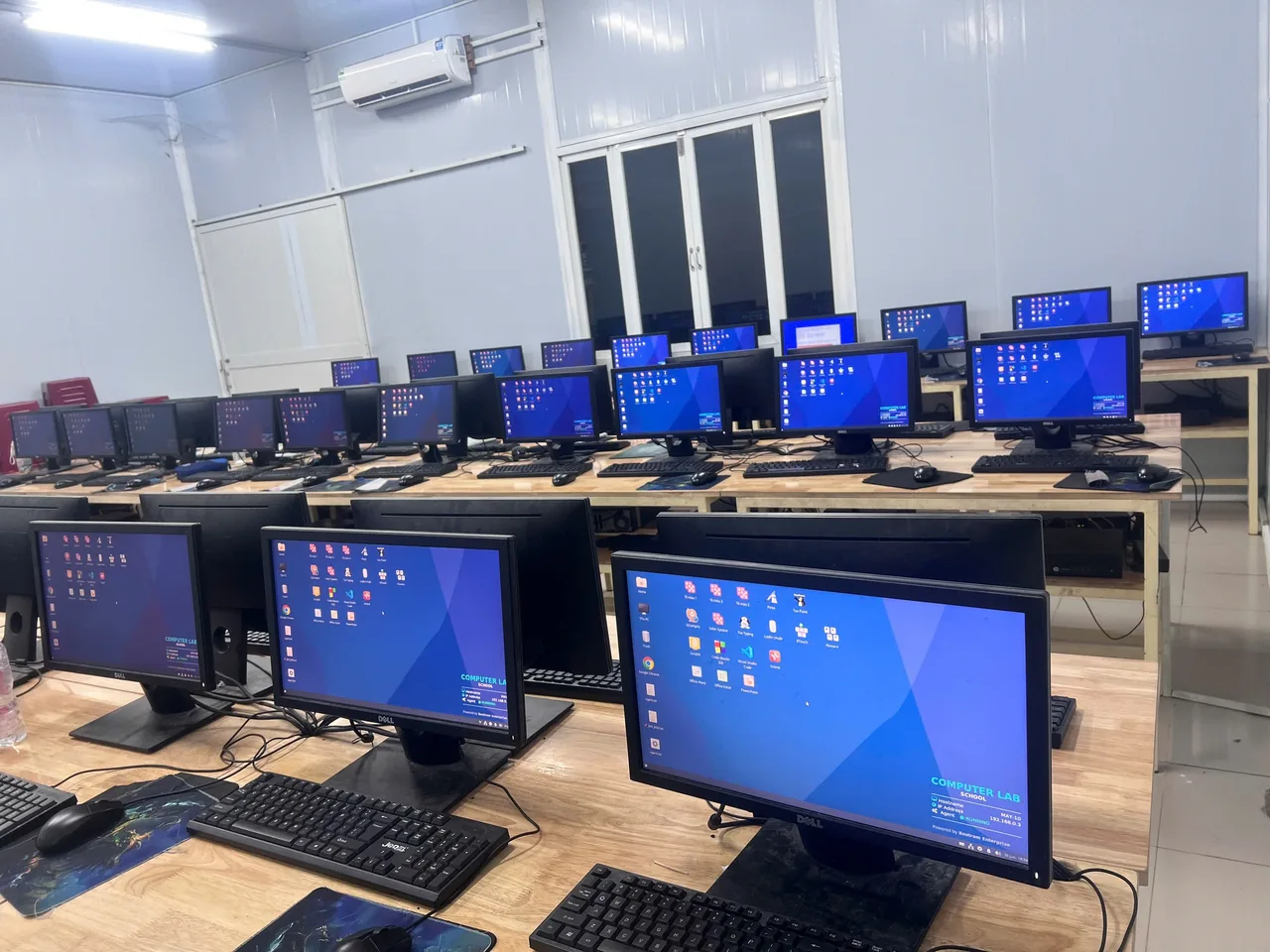 Phòng LAB với các máy trạm được bố trí theo hàng