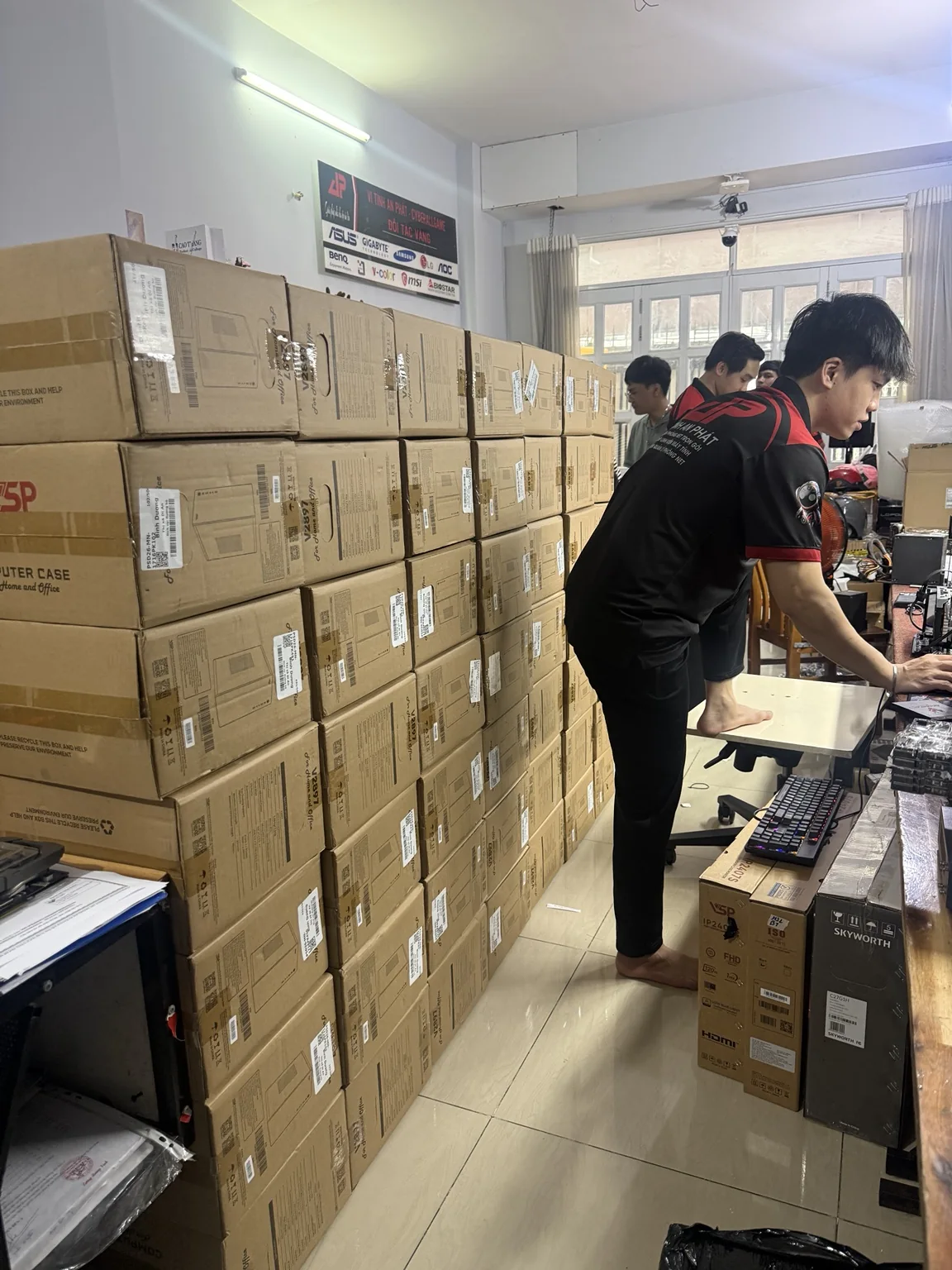 Đội ngũ An Phát chuẩn bị máy tính